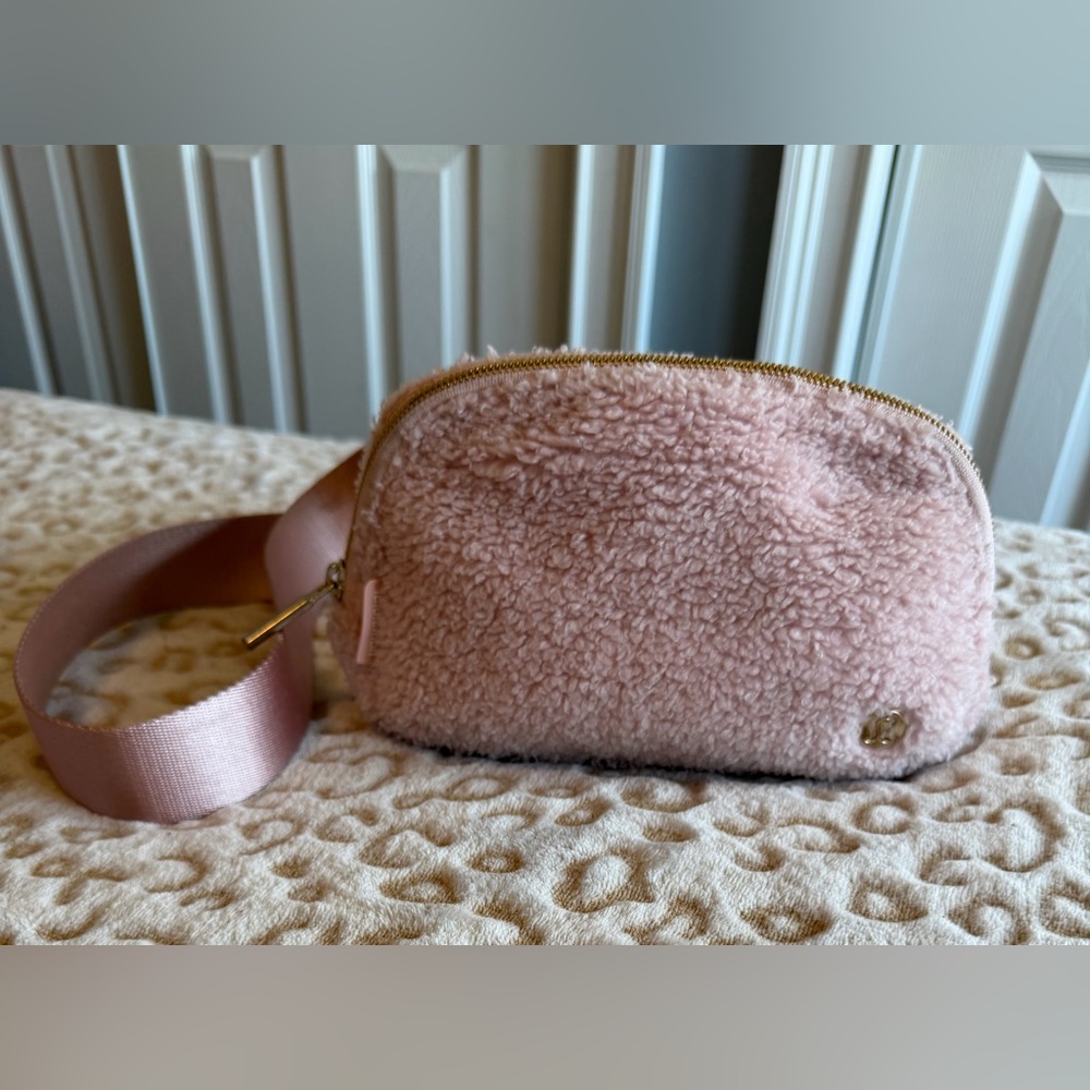Lululemon Athletica Blush Pink Sherpa Everywhere
Belt Bag 1L Women’s - Picture 3 of 11